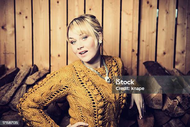 Mujer En Un Woodshed Foto de stock y más banco de imágenes de 25-29 años - 25-29 años, 30-34 años, 30-39 años