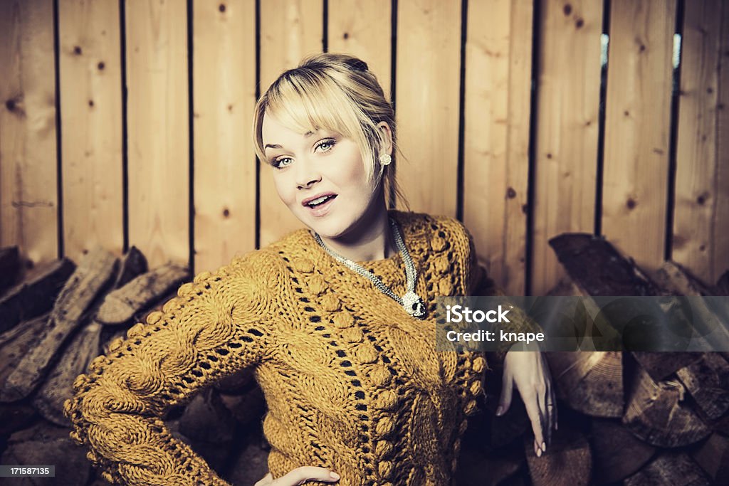 Donna in woodshed - Foto stock royalty-free di 25-29 anni