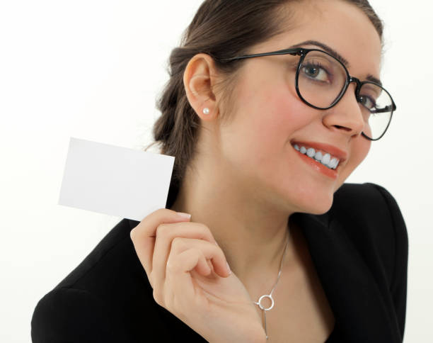 jovem mulher de negócios exploração branco cartão de negócios - glasses holding business card imagens e fotografias de stock