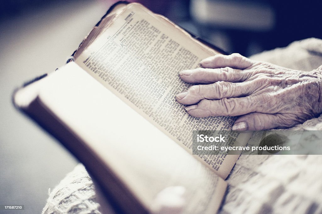 Пожилые женщины пожилые женщина, чтение Библия - Стоковые фото Активный пенсионер роялти-фри