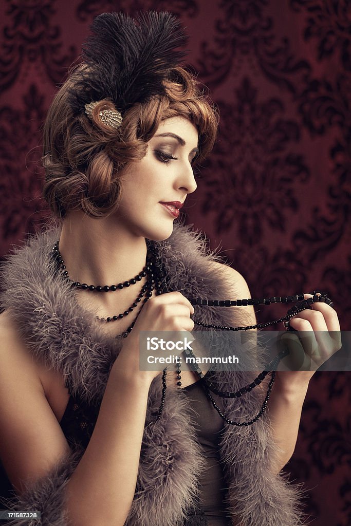 Junge Frau mit Halsketten - Lizenzfrei Frauen Stock-Foto