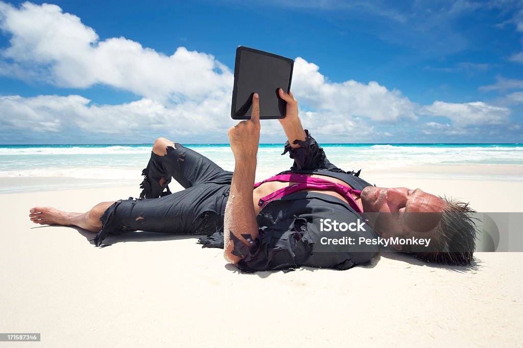 Castaway Homme d'affaires se détend avec tablette numérique à la plage - Photo de Homme d'affaires libre de droits