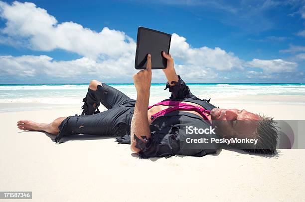 Photo libre de droit de Castaway Homme Daffaires Se Détend Avec Tablette Numérique À La Plage banque d'images et plus d'images libres de droit de Homme d'affaires