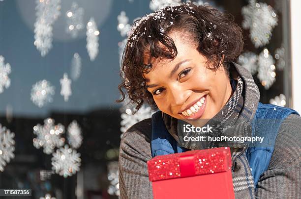 Compras De Natal - Fotografias de stock e mais imagens de Fazer Compras - Fazer Compras, Loja, Adulto