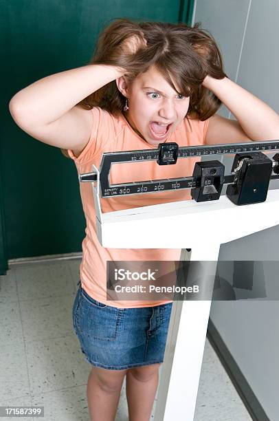 Foto de Menina Com Temas De Peso e mais fotos de stock de Abaixo do peso - Abaixo do peso, Atormentado, Criança