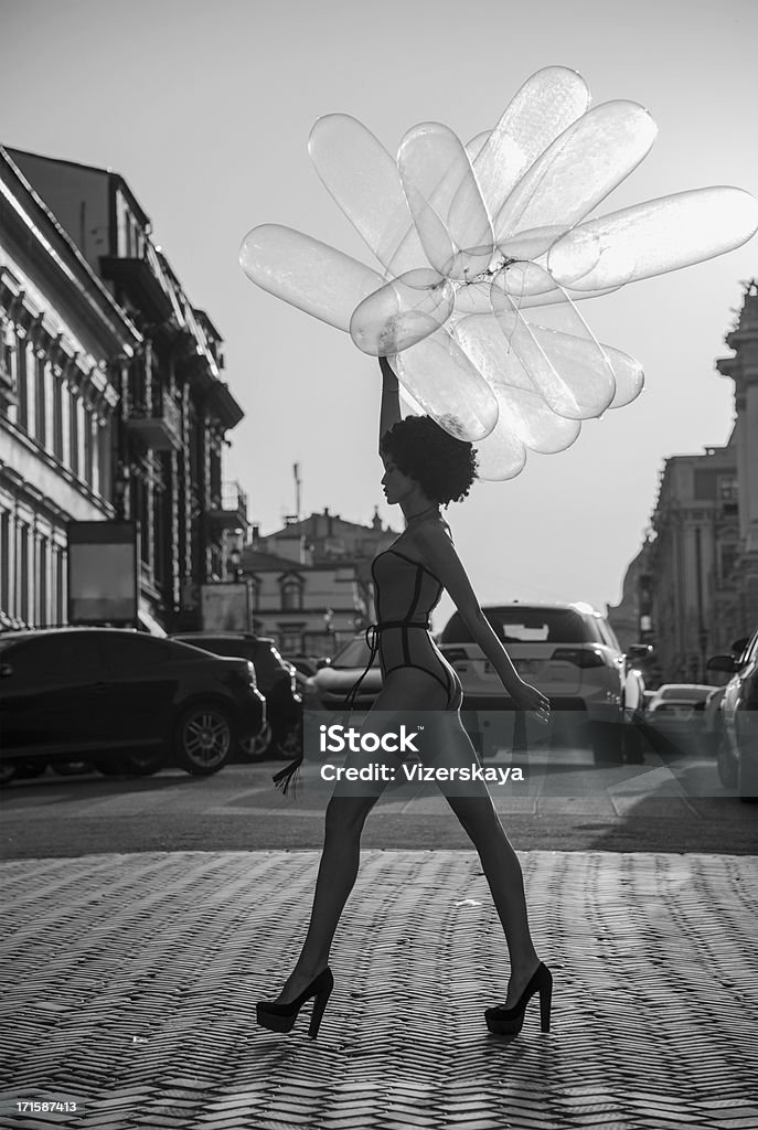 Menina vai na rua com balões - Foto de stock de Moda royalty-free