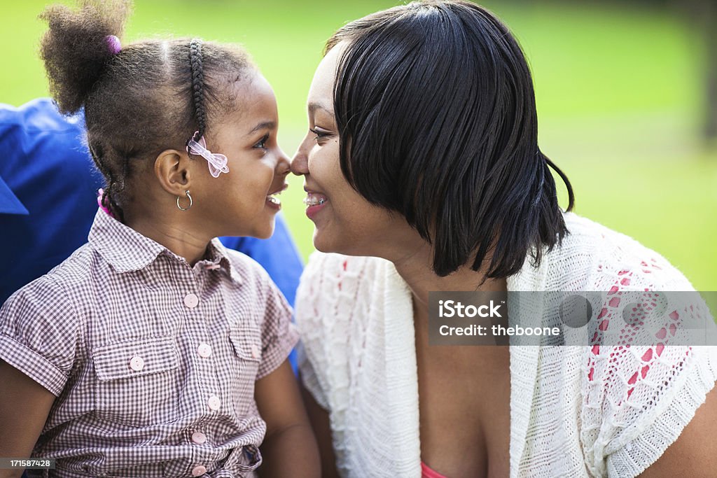 Süße Mutter und Tochter, die - Lizenzfrei 2-3 Jahre Stock-Foto