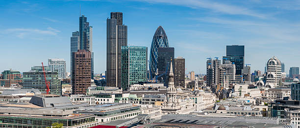 ロンドンの街とスクエアマイルの金融地区の街並みのパノラマ - crane skyline uk tower of london ストックフォトと画像