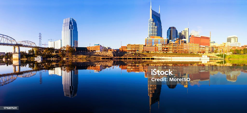 Vista de los edificios de Nashville refleja en el río Cumberland - Foto de stock de Nashville libre de derechos