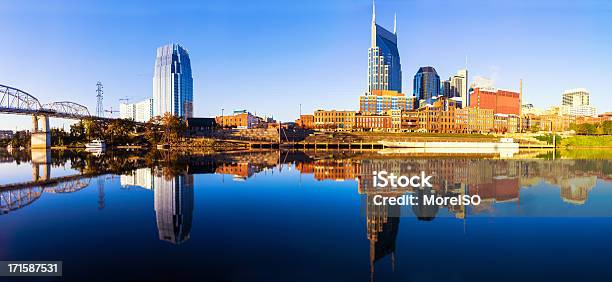 Skyline De Nashville Refletido No Rio Cumberland - Fotografias de stock e mais imagens de Nashville - Nashville, Horizonte Urbano, Centro da Cidade