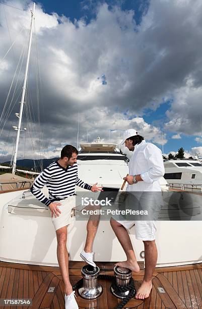 Biznesmen Dyskusji Oraz Wskazywać Na Laptopa Luksusowy Jacht - zdjęcia stockowe i więcej obrazów Biały