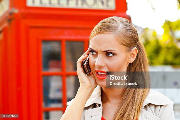 Preocupado Mulher No Telefone - Fotografias de stock e mais imagens de A usar um telefone - A usar um telefone, Mulheres, Raiva - Emoção negativa