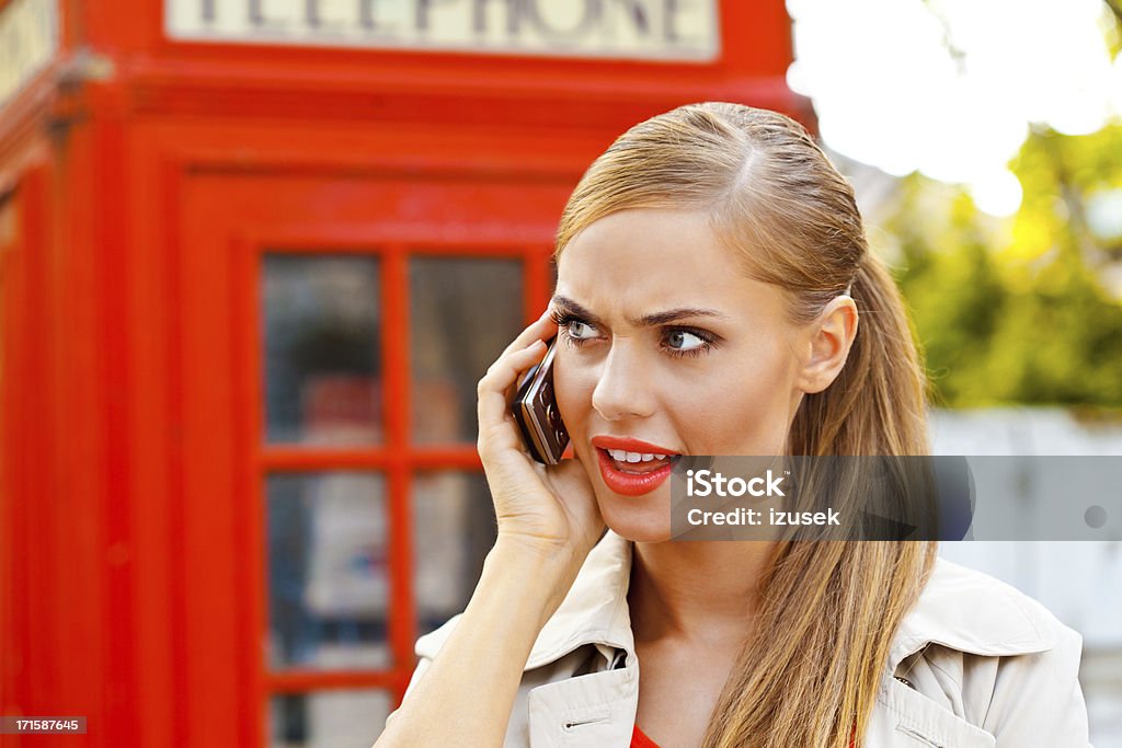 Обеспокоенный женщина на телефоне - Стоковые фото Гнев роялти-фри