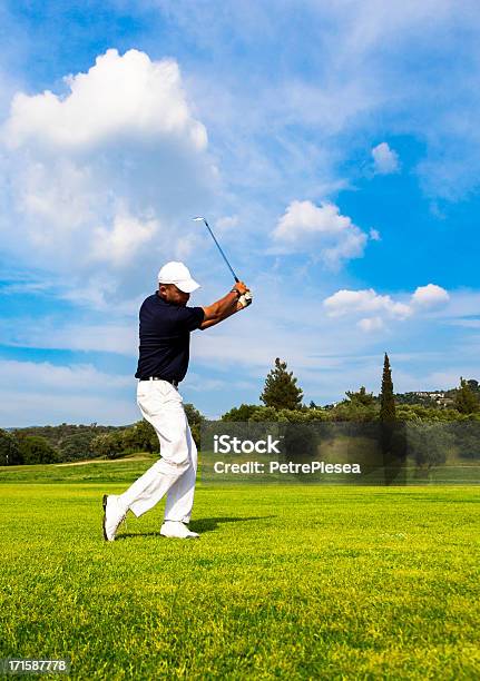 Golf Player Tiro Perfecto En El Campo Foto de stock y más banco de imágenes de 30-34 años - 30-34 años, Actividades recreativas, Adulto