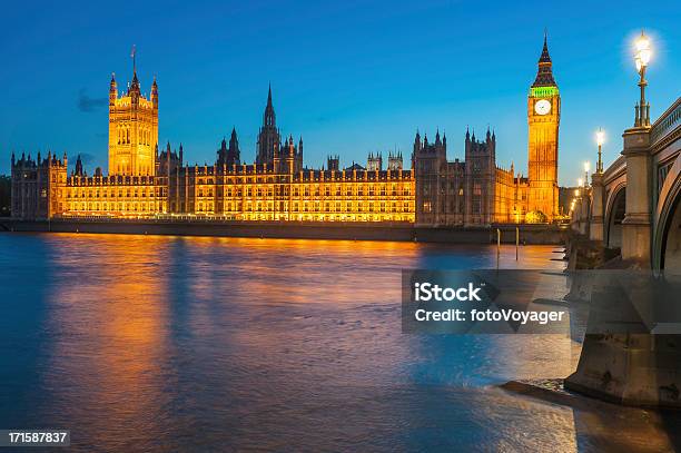 London Westminster Бигбен И Здание Парламента Иллюминация Великобритания — стоковые фотографии и другие картинки Палата общин