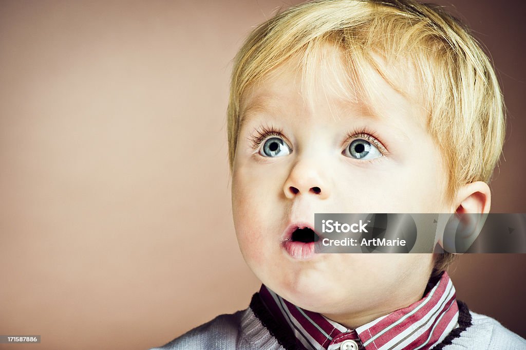 Счастливый ребенок Мальчик в ярко - Стоковые фото Младенец роялти-фри