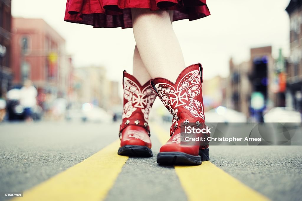 Ковбой-девушка с Красные ботинки в Road - Стоковые фото Нэшвилл роялти-фри