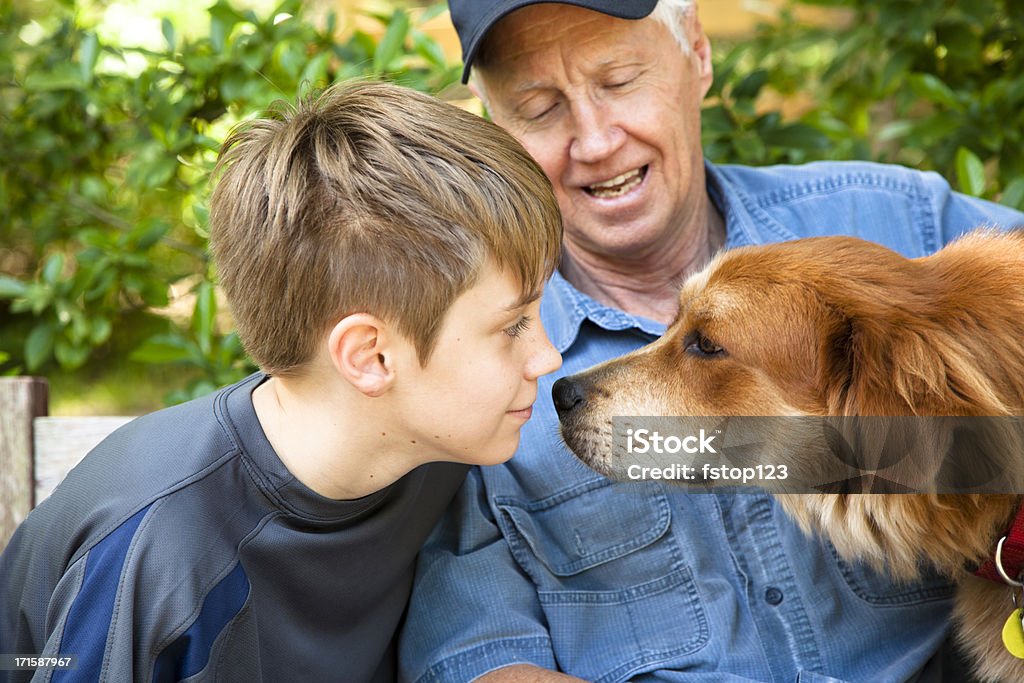 Großvater und Enkel im Freien mit Haustier Hund. Golden Retriever - Lizenzfrei Familie Stock-Foto