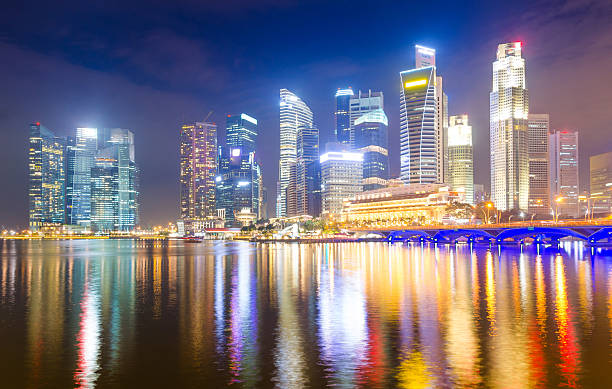 vista panorámica de rascacielos en la noche - merlion singapore marina bay lighting equipment fotografías e imágenes de stock