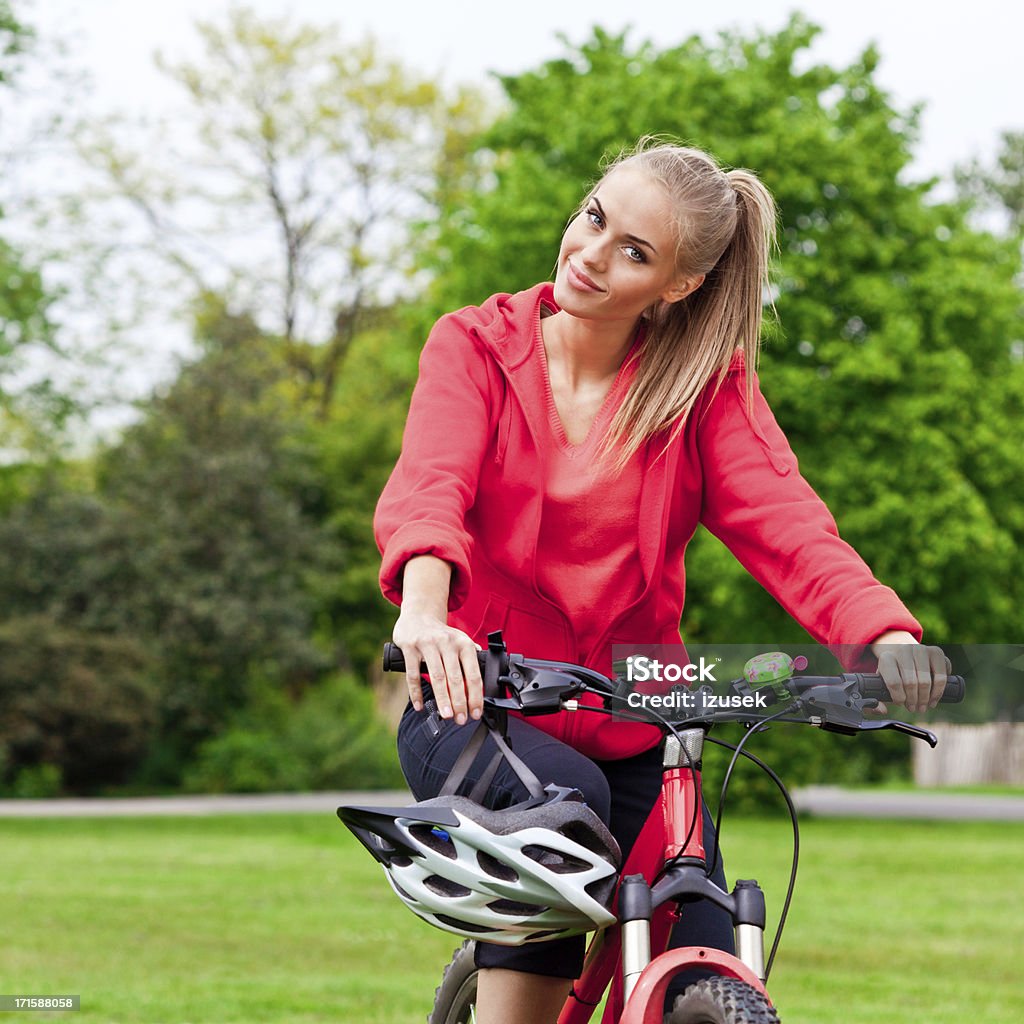Glückliche junge Frau Fahrradfahren durch einen park - Lizenzfrei 20-24 Jahre Stock-Foto