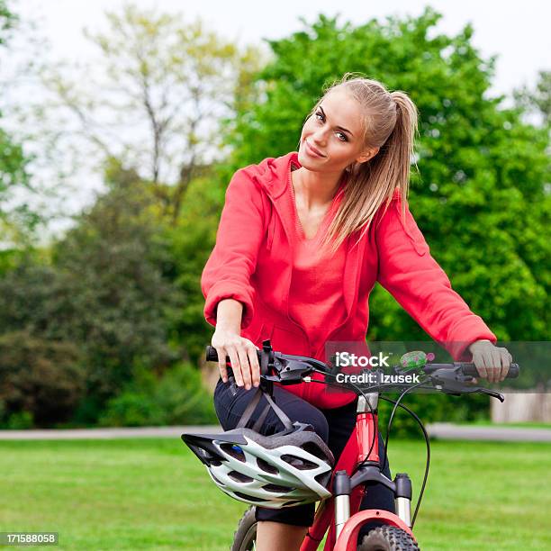 Glückliche Junge Frau Fahrradfahren Durch Einen Park Stockfoto und mehr Bilder von 20-24 Jahre