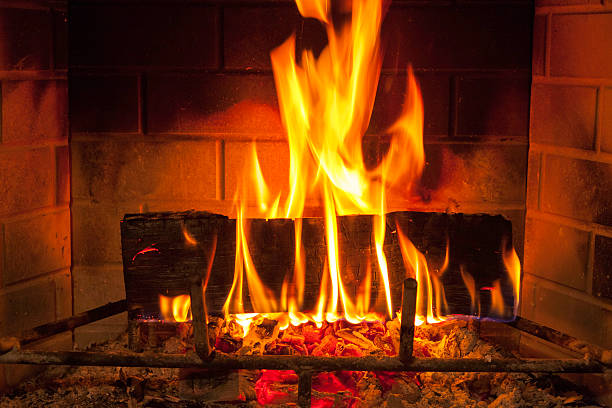 gemütliche lodernden feuers im offenen kamin - ash fireplace fire log stock-fotos und bilder