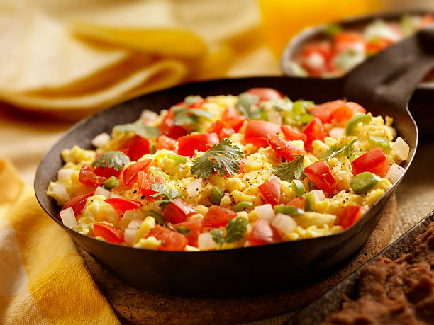мексиканская яичница - omelet breakfast eggs onion стоковые фото и изображения