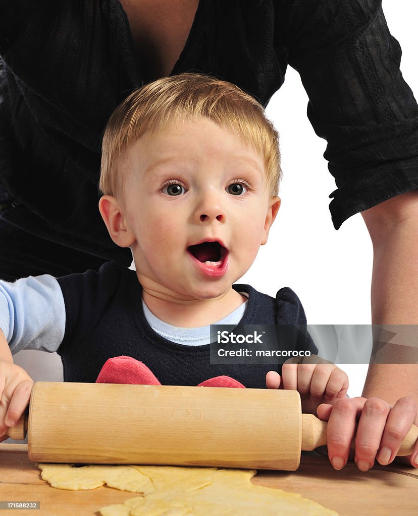 Bambino ragazza aiuta a IST per la torta - Foto stock royalty-free di 12-17 mesi