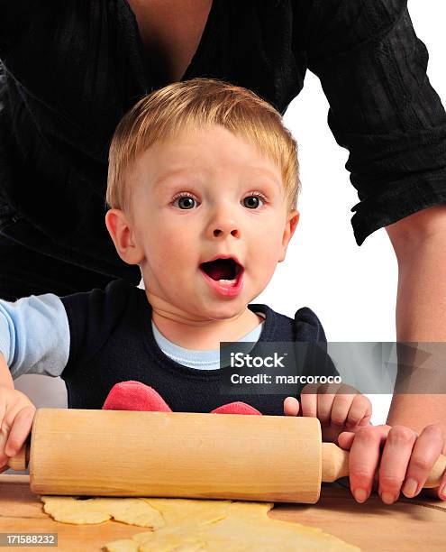 Bebê Menina Ajuda A Mãe Para Aumentar O Bolo - Fotografias de stock e mais imagens de 12-15 Meses - 12-15 Meses, Assistência, Bebé