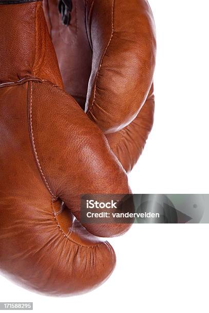 Старомодный Boxing Gloves — стоковые фотографии и другие картинки Без людей - Без людей, Белый фон, Бокс - спорт