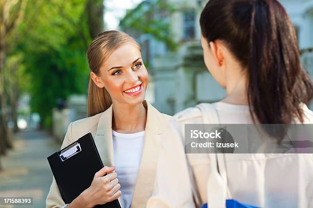 Weibliche Immobilienmakler Stockfoto und mehr Bilder von Akte - Akte, Blondes Haar, Erklären