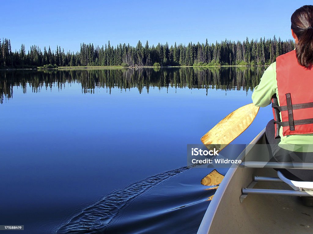 Mulher gosta de natureza enquanto canoagem - Foto de stock de Canoa royalty-free