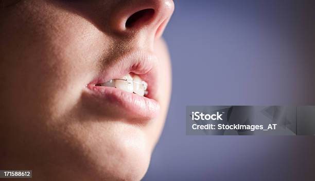 Adulto Joven Mujer Con Abrazadera De Dental Foto de stock y más banco de imágenes de Gordo - Complexión - Gordo - Complexión, Labios - Boca humana, Adolescente