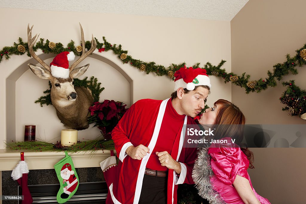 微妙なクリスマスのキス - きまり悪さのロイヤリティフリーストックフォト
