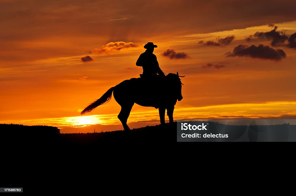 Cowboy-Fahrten in den Sonnenuntergang - Lizenzfrei Aktivitäten und Sport Stock-Foto