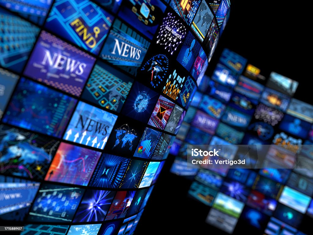 Varias pantallas de televisión en tonos azul - Foto de stock de Medios de comunicación libre de derechos