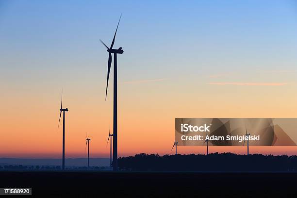 Poder Moinhos De Geração - Fotografias de stock e mais imagens de Equipamento de Iluminação - Equipamento de Iluminação, Noite, Turbina Eólica