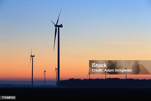 Мощность Генерации Мельницами — стоковые фотографии и другие картинки Ветряная электростанция - Ветряная электростанция, Ночь, Осветительное оборудование