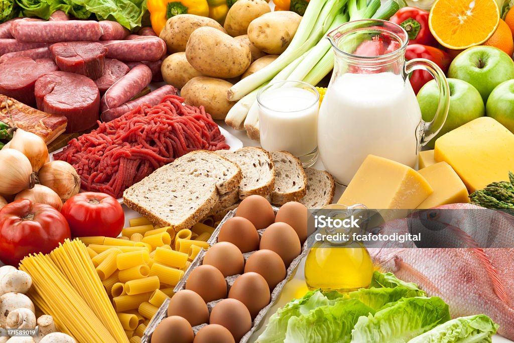 Tabela cheia com diferentes tipos de alimentos - Royalty-free Proteína Foto de stock