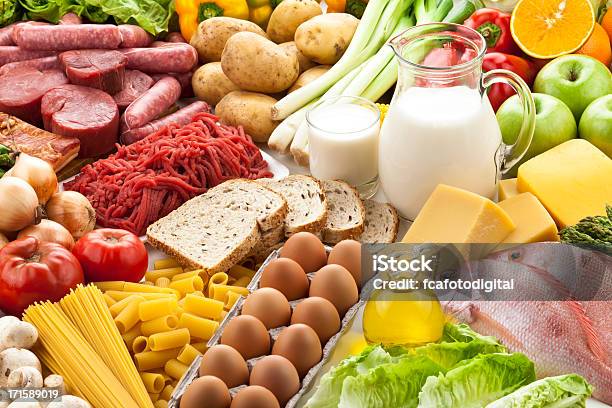Tabela Cheia Com Diferentes Tipos De Alimentos - Fotografias de stock e mais imagens de Proteína - Proteína, Legumes, Leite