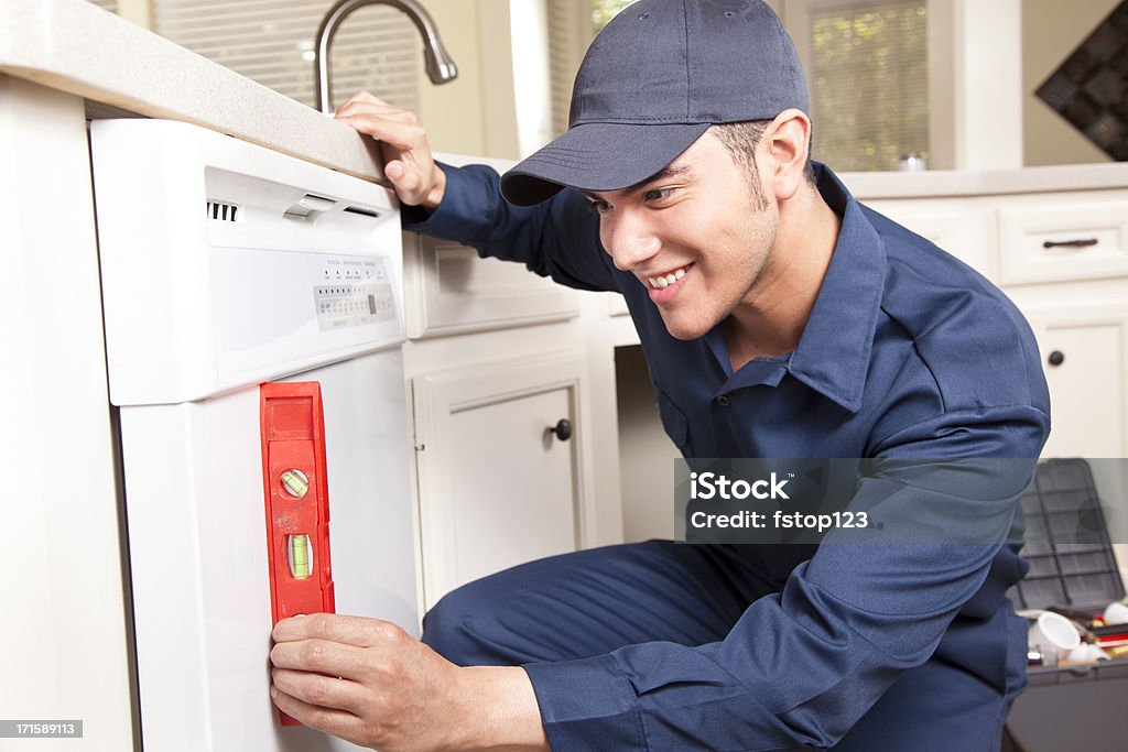 Canalizador a trabalhar na máquina de lavar louça na Cozinha doméstica - Royalty-free Reparar Foto de stock