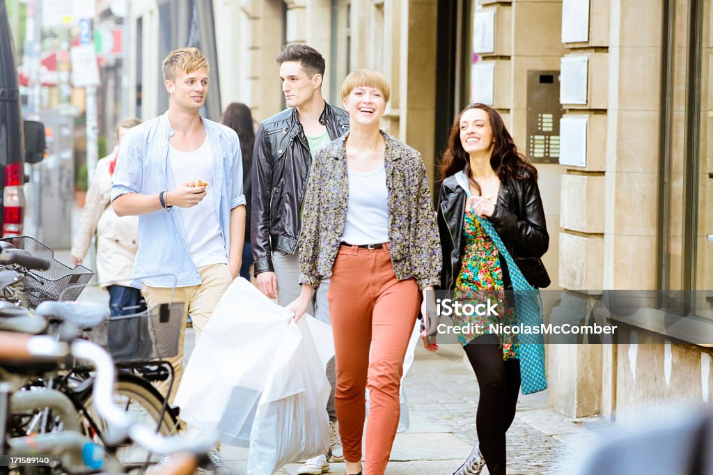 Cuatro amigos de compras en el centro de la ciudad de Berlín - Foto de stock de Venta al por menor libre de derechos