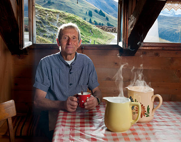 agricoltore avendo pausa caffè - mountain cabin european alps switzerland foto e immagini stock