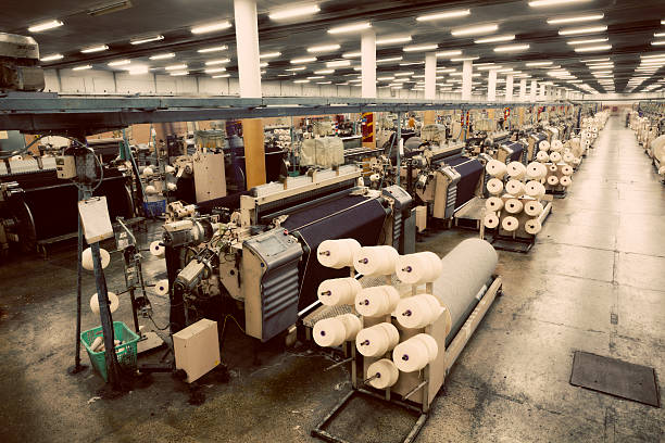 denim industrie textile tissage airjet métiers à tisser recouverts de tissu sur un jean - weaving machine photos et images de collection