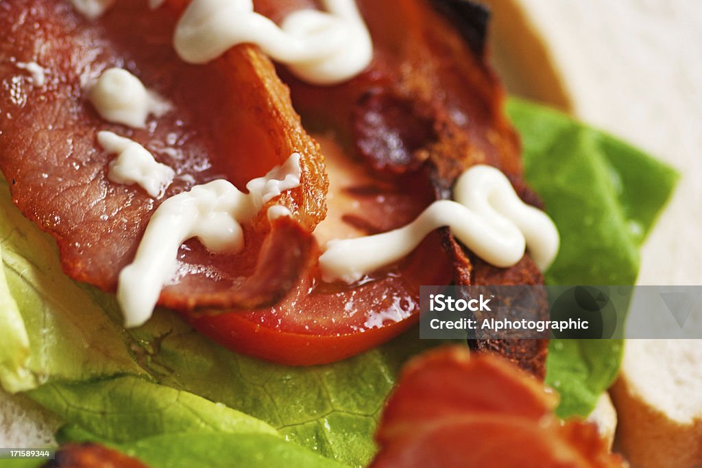 Sandwich Bacon et crudités préparation - Photo de Sandwich bacon et crudités libre de droits
