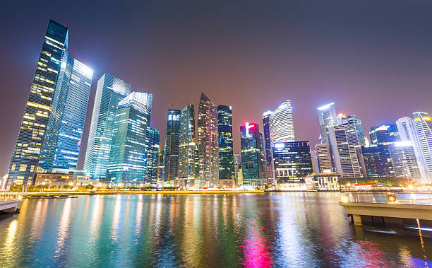 rascacielos con paisaje urbano - merlion singapore marina bay lighting equipment fotografías e imágenes de stock