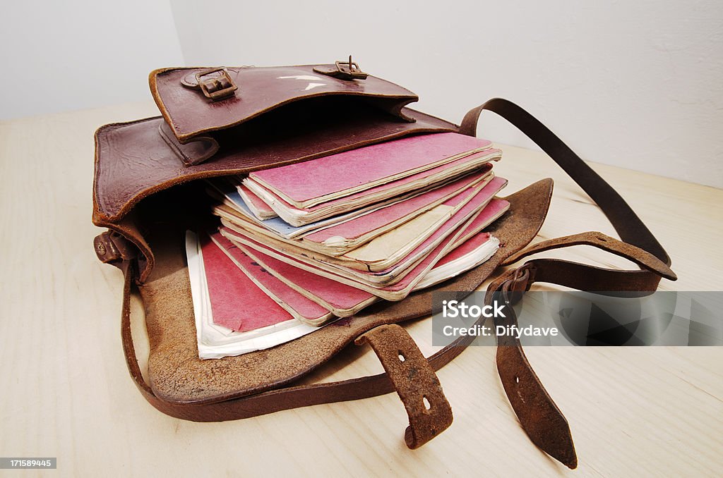 Vieux cuir Sacoche ouvert avec des livres d'exercices - Photo de Cartable libre de droits