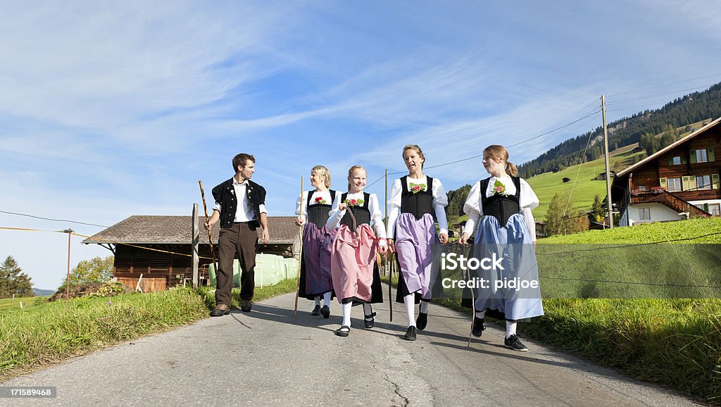 Swiss agricultor familia en vestido tradicional a pie de las montañas - Foto de stock de Suiza libre de derechos