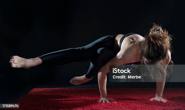 Mujer Haciendo Yoga Foto de stock y más banco de imágenes de Adulto - Adulto, De ascendencia europea, Deporte