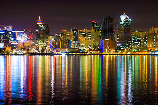 クリスマスの装飾を施したサンディエゴの街並み、ハーバーや街並み、反射、夜 - san diego california skyline california san diego bay ストックフォトと画像